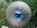 Edelstahl-Windspiel mit blauer Glaskugel