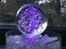 Kristallkugel mit eingechlossenen Luftblasen und LED-Beleuchtung