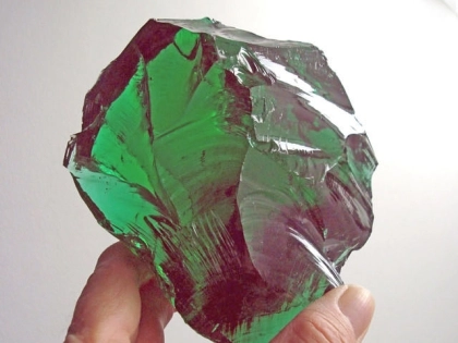 Glasbrocken dunkelgrün, ca. 60-100 mm