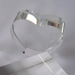 Kristallglasherz klar, stehend 80x65x30mm, opt. rein