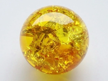 Kristallglaskugel 40 mm, goldgelb-Splittereffekt, oberfl.-eingef.