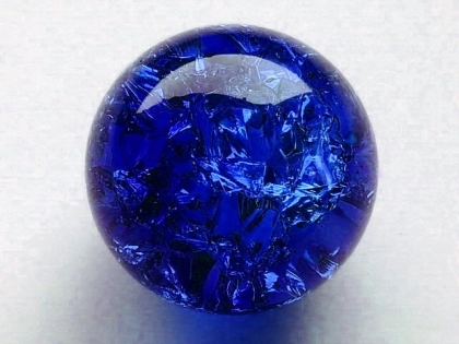 Kristallglaskugel 80 mm, kobaltblau - Splittereffekt, oberflächeneingefärbt