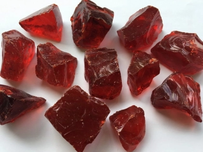 Glassteine rubinrot, ca. 20-40 mm, trocken