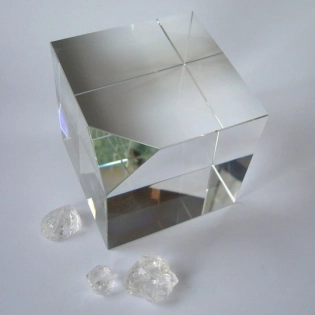 Kristallglaswürfel 140x140x140mm, opt. rein mit Standfläche