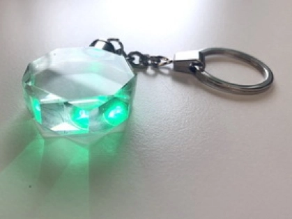 Kristallglasschlüsselanhänger LED 30 mm, opt. rein