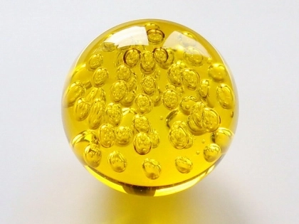 Kristallglaskugel 150 mm, gelb mit Luftblasen, oberflächeneingef.