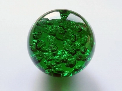 Kristallglaskugel 150 mm, grün mit Luftblasen, oberflächeneingef. II. Wahl