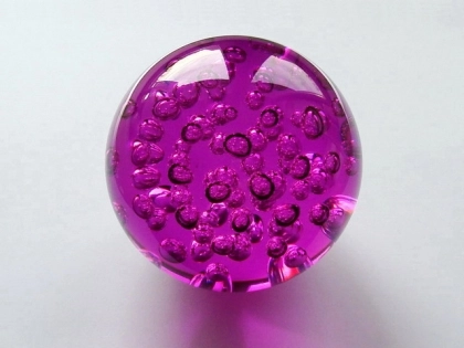 Kristallglaskugel 150mm, pink mit Luftblasen, oberflächeneingef.