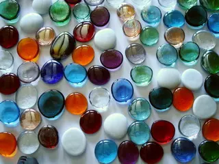 Dekorative Muggelsteine auf einem Tisch in verschiedenen Farben und Größen