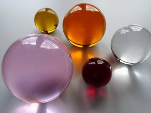 Kristallglaskugeln 100mm, farbig und klar