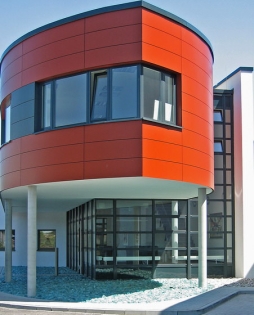 Preview: Modernes Geschäftshaus in Schiffsform, Eingangsbereich mit Glasbrocken tuerkis gestaltet