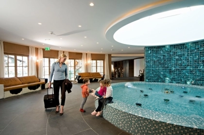 Gabion wall in hotel foyer, with glass rocks | chunks turquoise