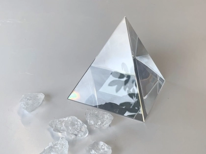 Kristallglaspyramide klar, 100 mm hoch