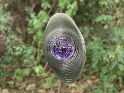 Windspiel aus Edelstahl 300 mm mit Glaskugel 100 mm lila