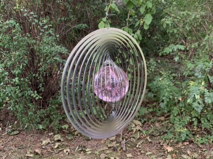 Windspiel aus Edelstahl 300 mm mit Glaskugel 100 mm rosa