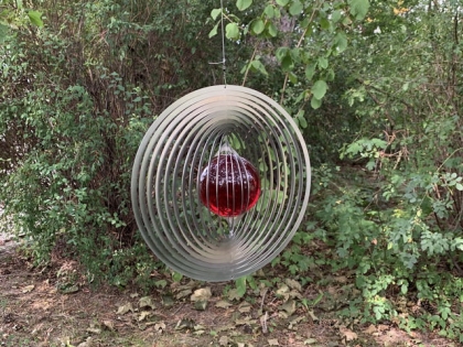 Windspiel aus Edelstahl 300 mm mit Glaskugel 100 mm rubinrot