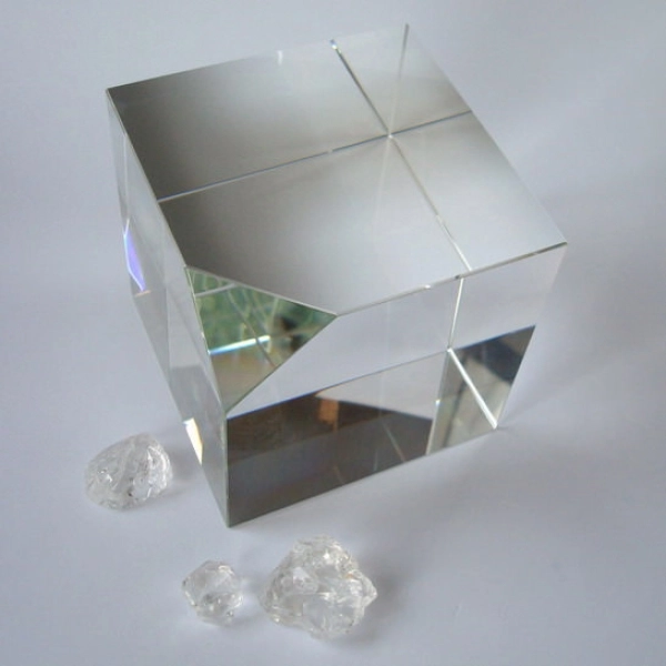 Crystal Glass Qube 140x140x140 mm Clear | optically clean |with stand aera